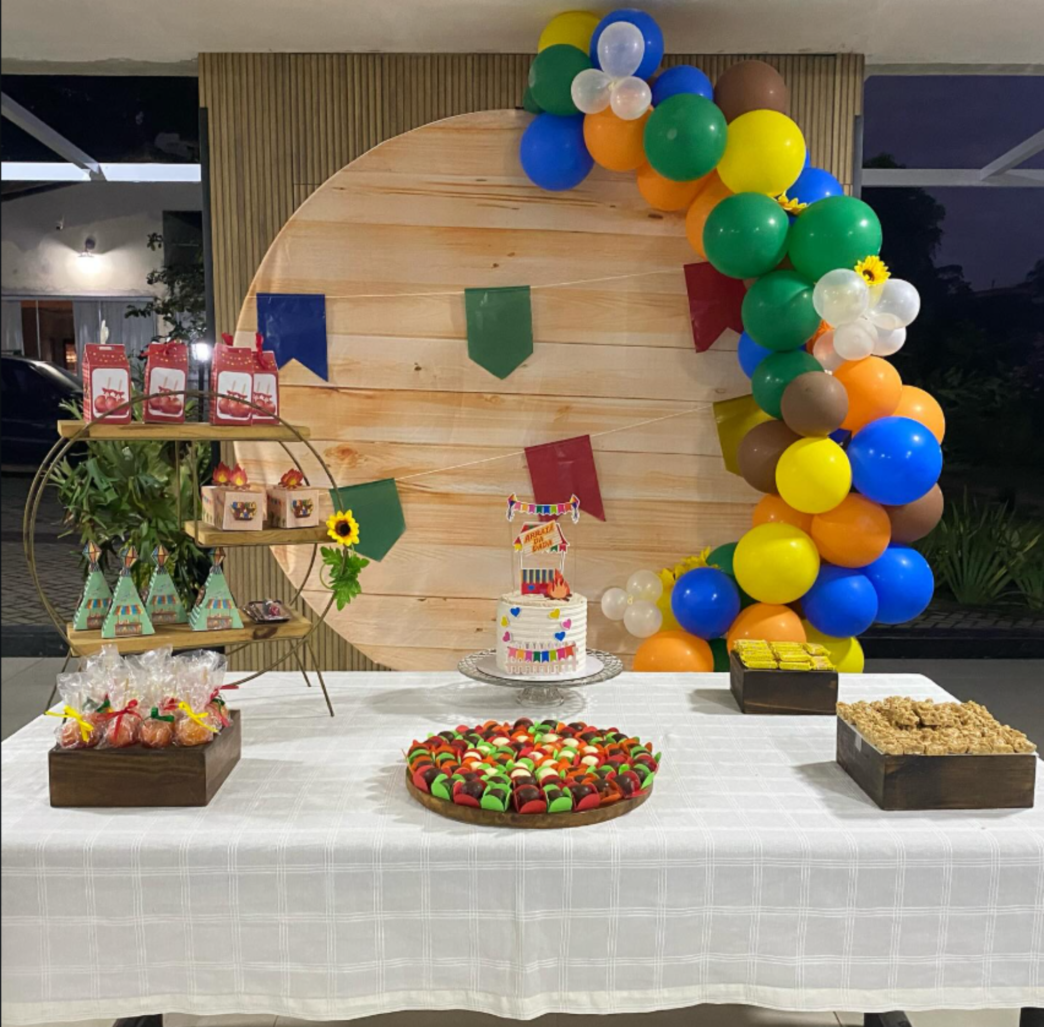 Decoração festa junina entregue pela Lilalu